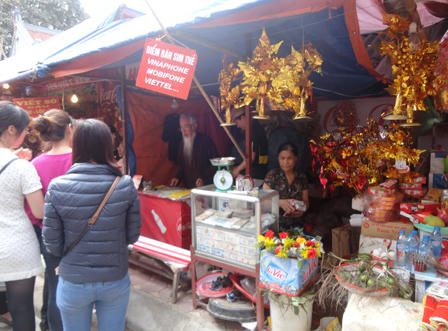 “Dân công sở” chen chúc cầu may ở Phủ Tây Hồ